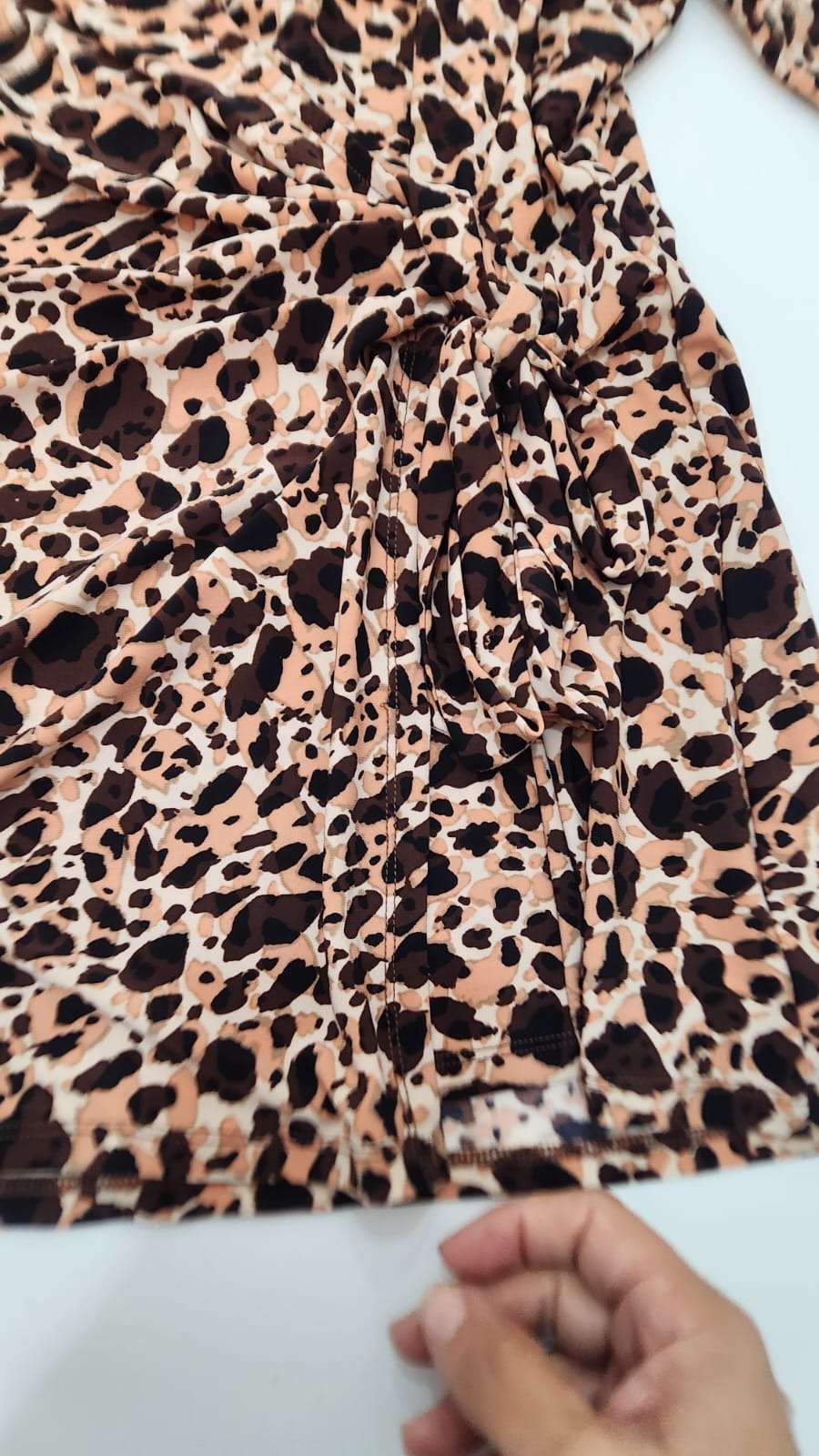 Detalle real de Blusa cruzada animal print