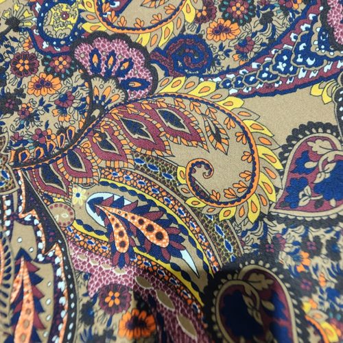 Detalle real de Blusa estampado paisley