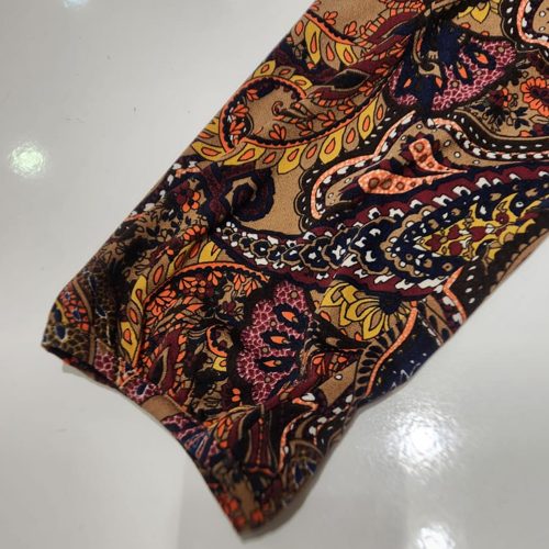 Detalle real de Blusa estampado paisley