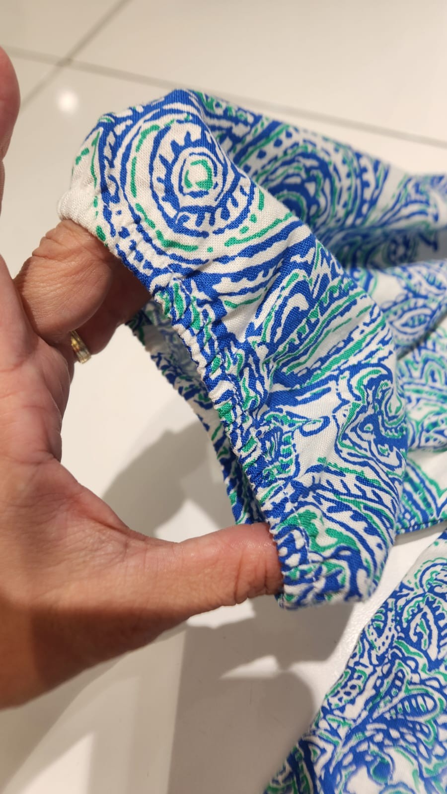 Detalle real de Blusa paisley azul y verde