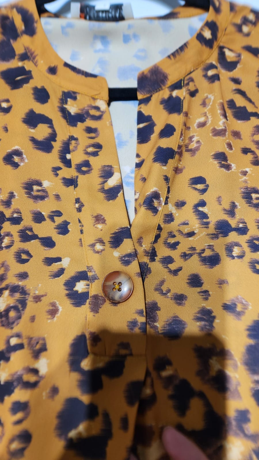 Detalle real de Blusa animal print