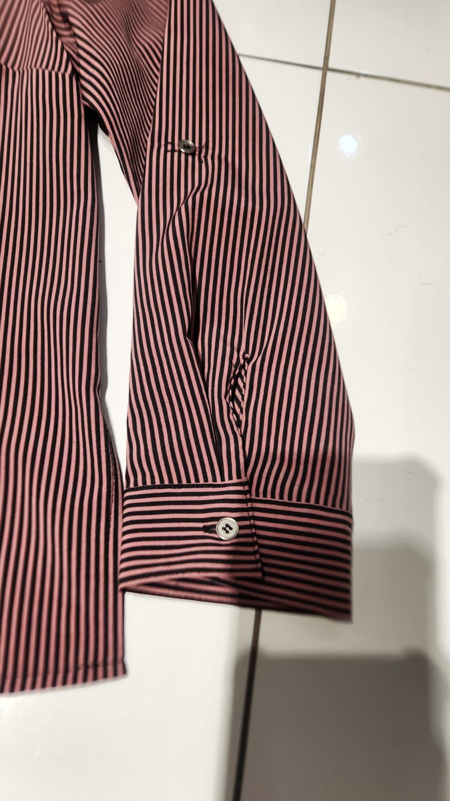 Detalle real de Blusa de rayas rosa y negro
