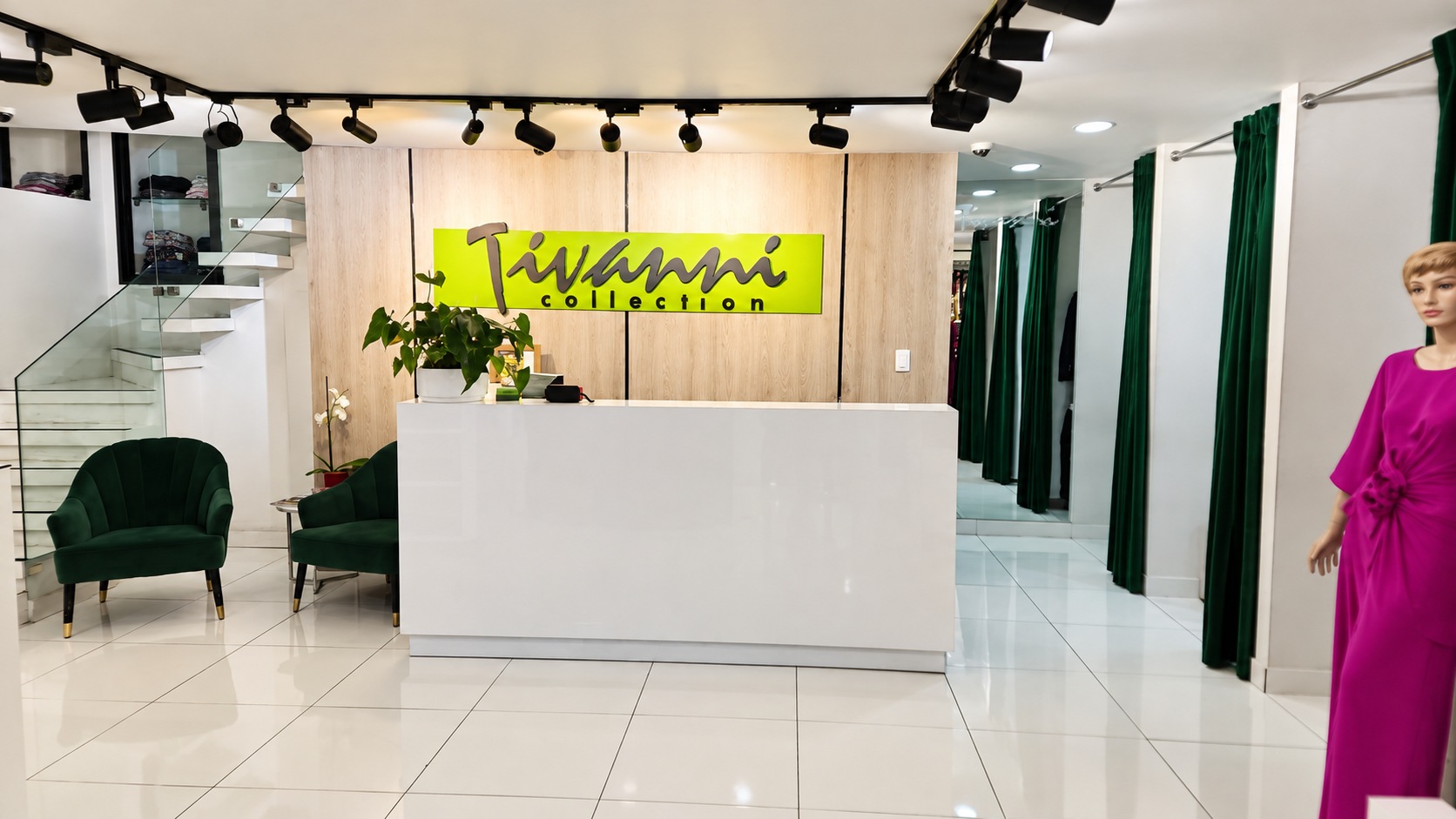 Interior de Tivanni Collection, mostrador y probadores