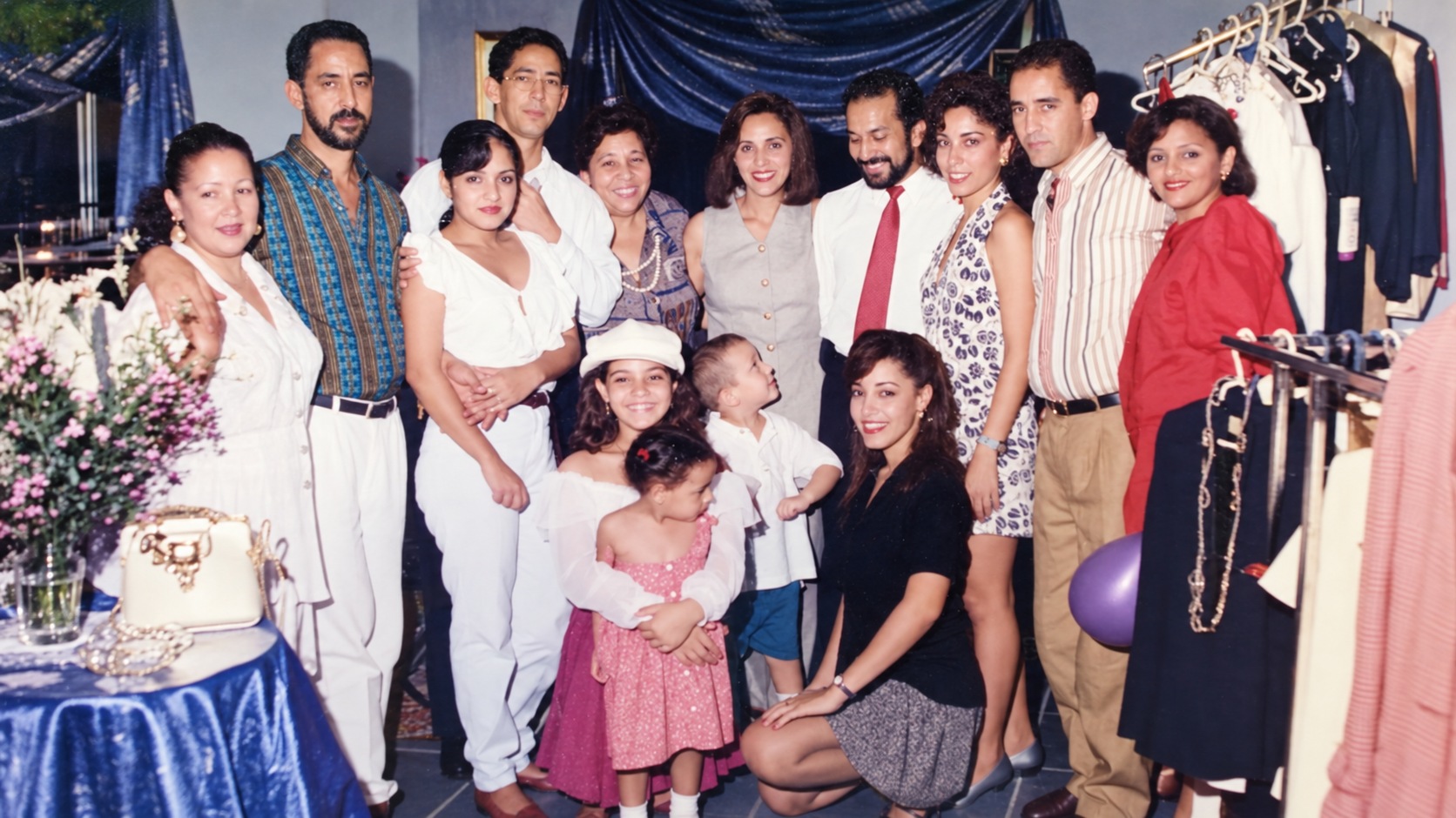 Fotografía de la historia de Tivanni en 1993, familiares y amigos reunidos en la tienda