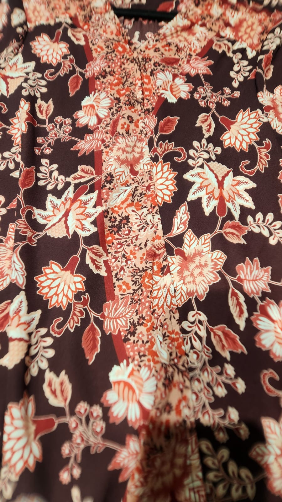 Detalle real de Blusa floral vino